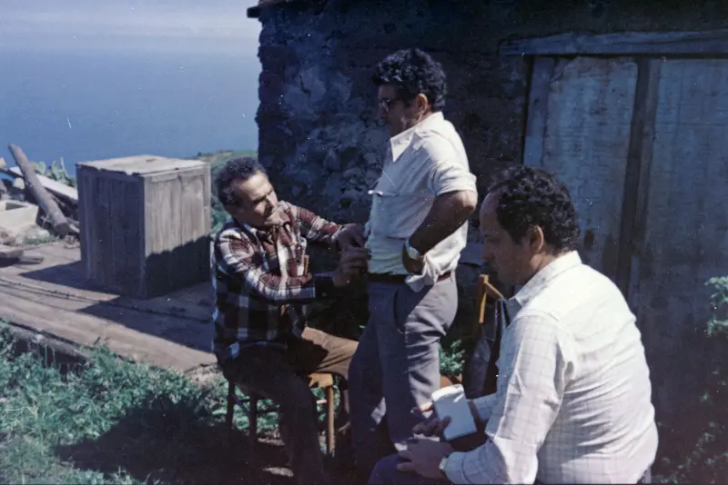 Curando empacho o padrejón.